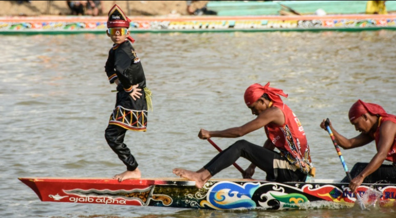 Viral Mendunia, Turis Asing Berbondong-Bondong Saksikan Tari Pacu Jalur Dayung di Riau